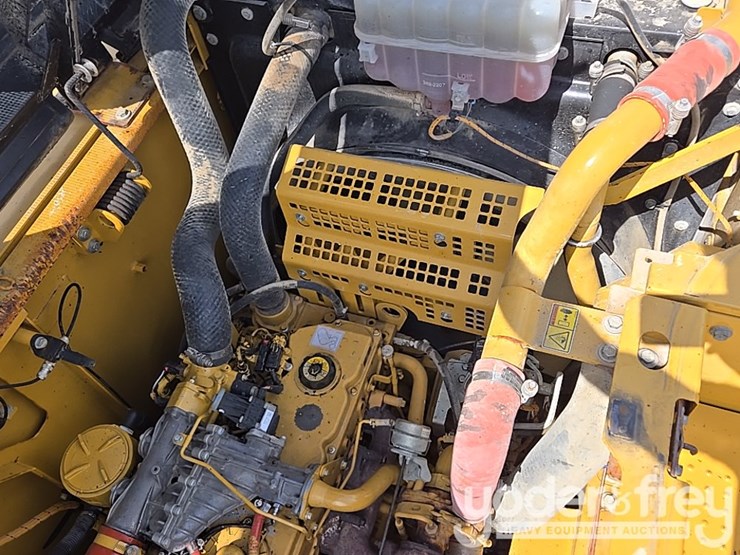 2015-caterpillar-329fl-image-48