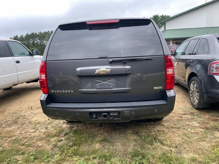 2010-chevrolet-suburban-image-8