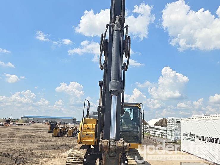 2017-deere-210g-lc-image-31