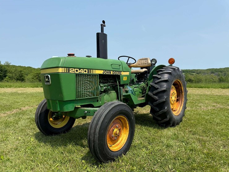 john-deere-2040-image-1