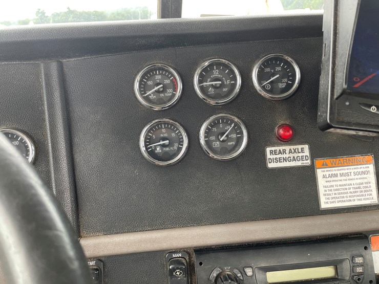 2011-peterbilt-365-image-68