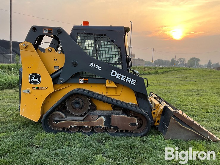 2017-deere-317g-image-4