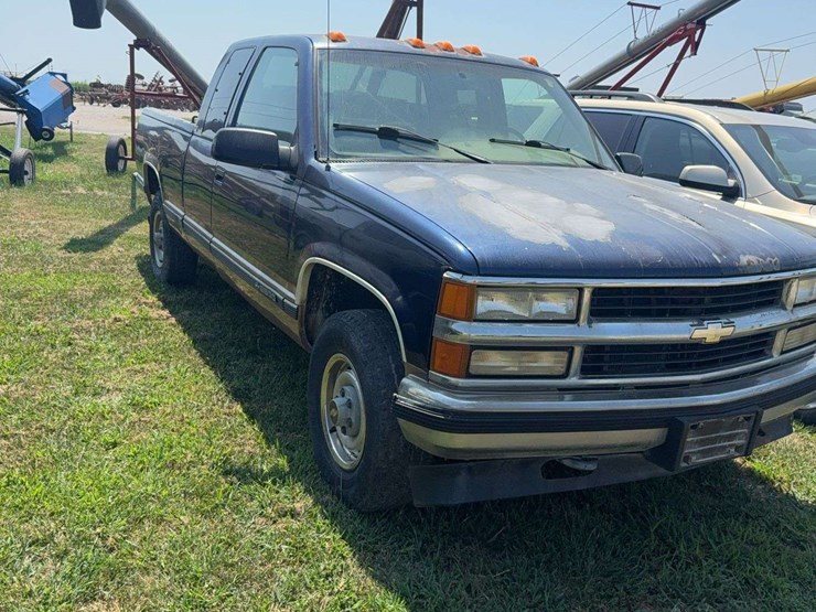 1995-chevrolet-k2500-image-2