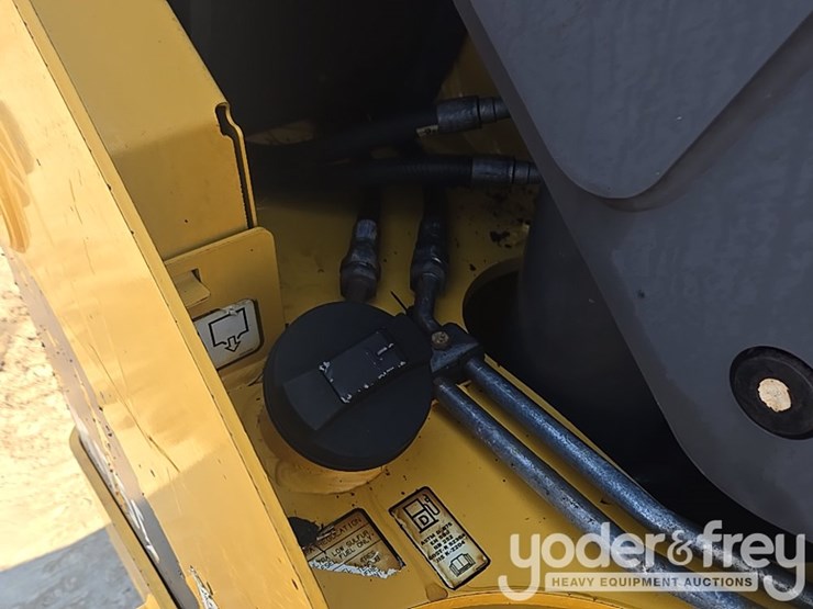 2012-volvo-mc135c-image-33