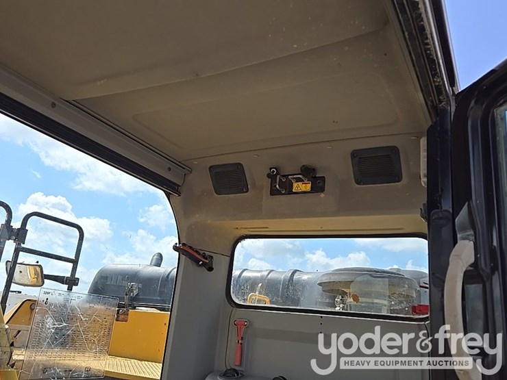 2015-caterpillar-329fl-image-63