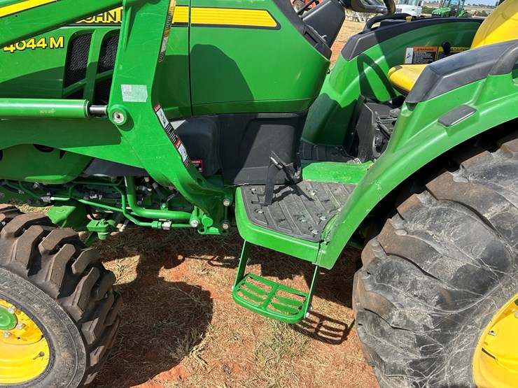 2020-john-deere-4044m-image-11