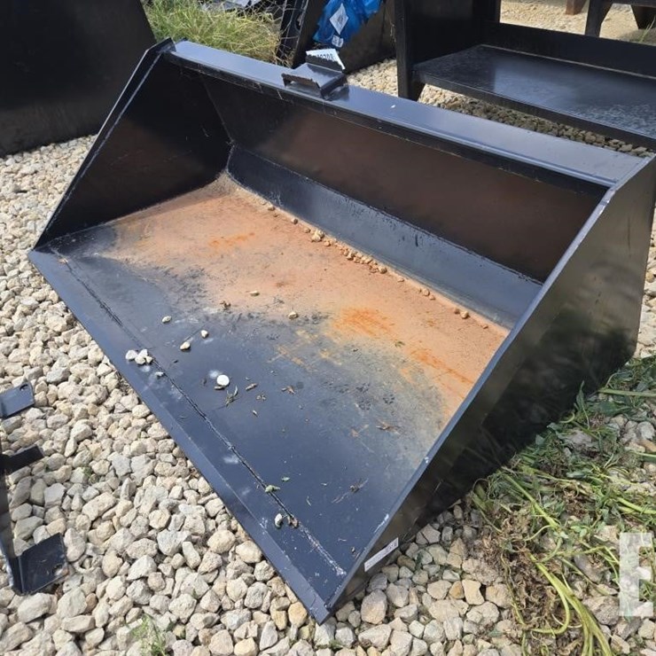 NEW 66" BUCKET W/ SINGLE BLADE