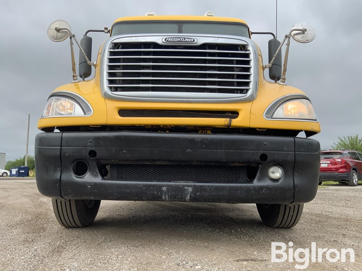 2010-freightliner-columbia-120-image-9