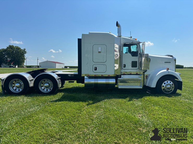2019-kenworth-w900-image-4