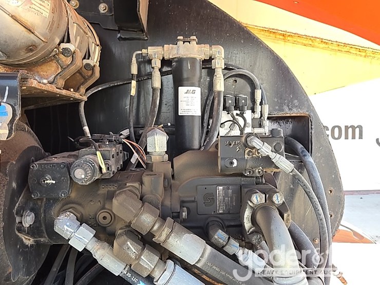 2017-jlg-800s-image-64