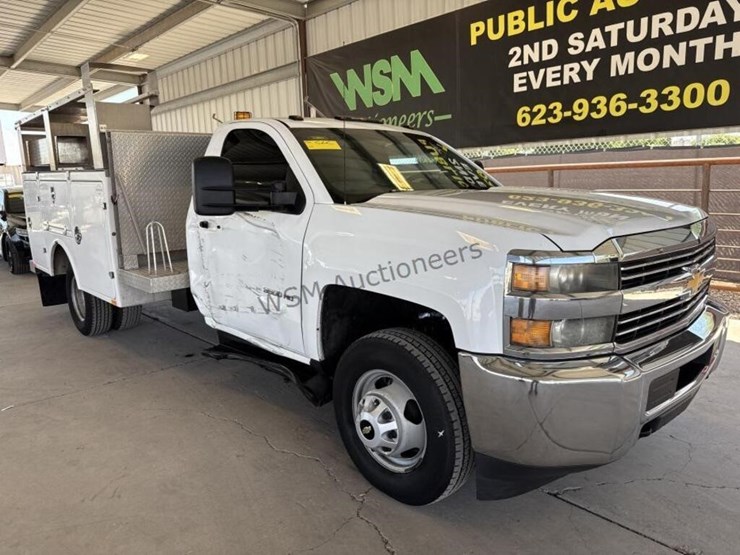 2015-chevrolet-silverado-3500hd-image-2