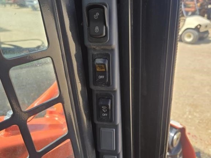 kubota-ssv75-image-16