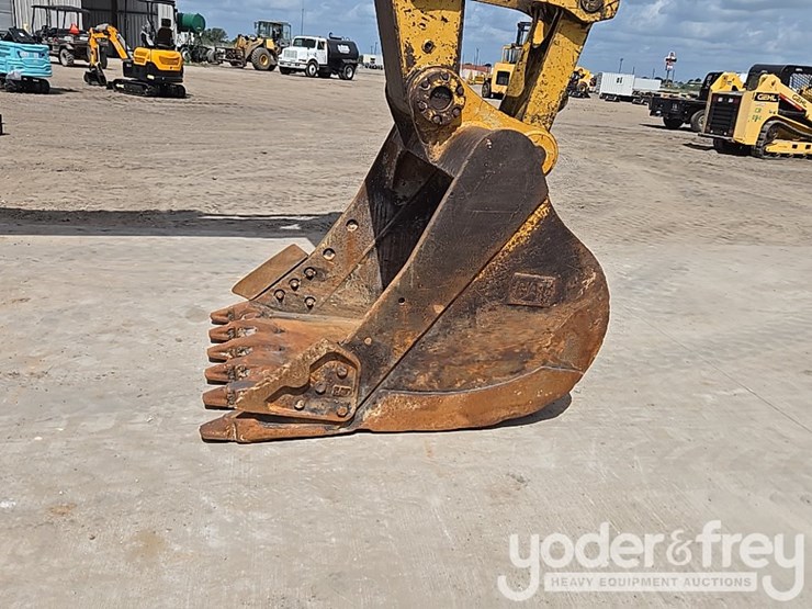 2015-caterpillar-329fl-image-27