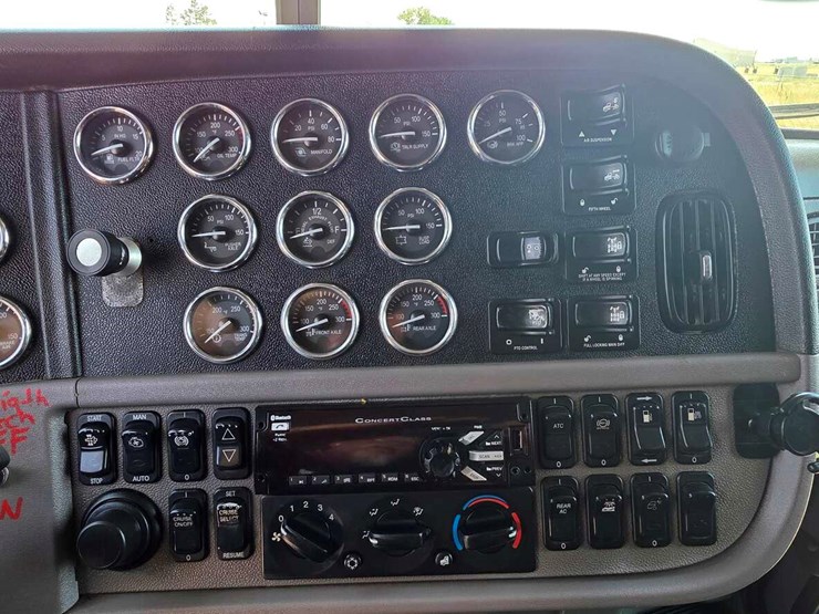2015-peterbilt-389-image-2