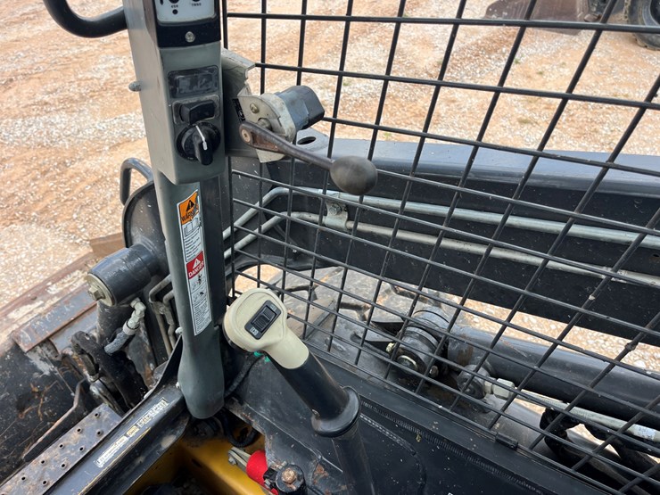 2015-new-holland-l218-image-12