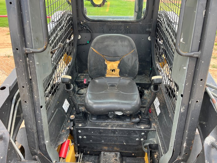 2015-new-holland-l218-image-11