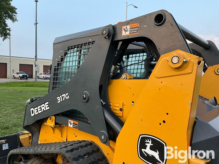 2017-deere-317g-image-11