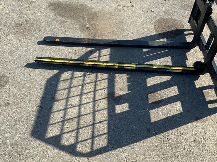 skid-steer-pallet-fork-attachment-image-16