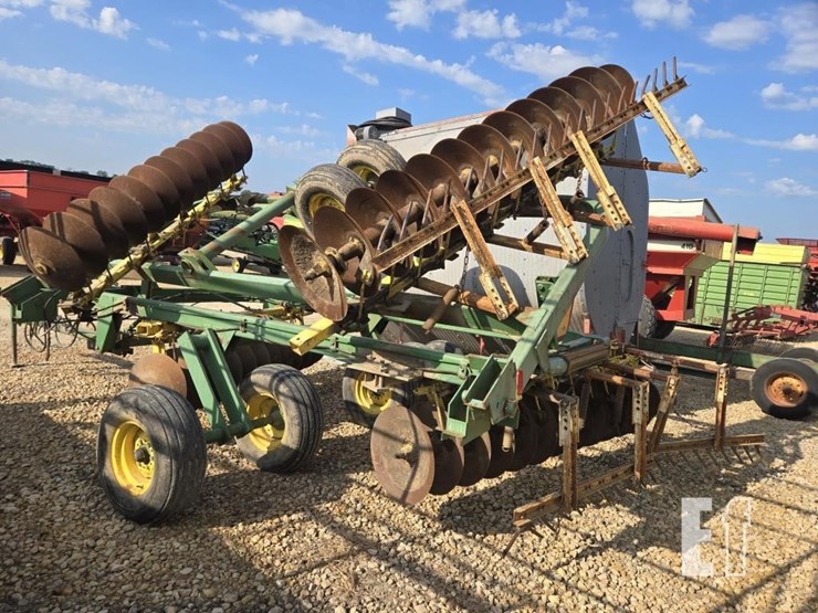 john-deere-220-image-9