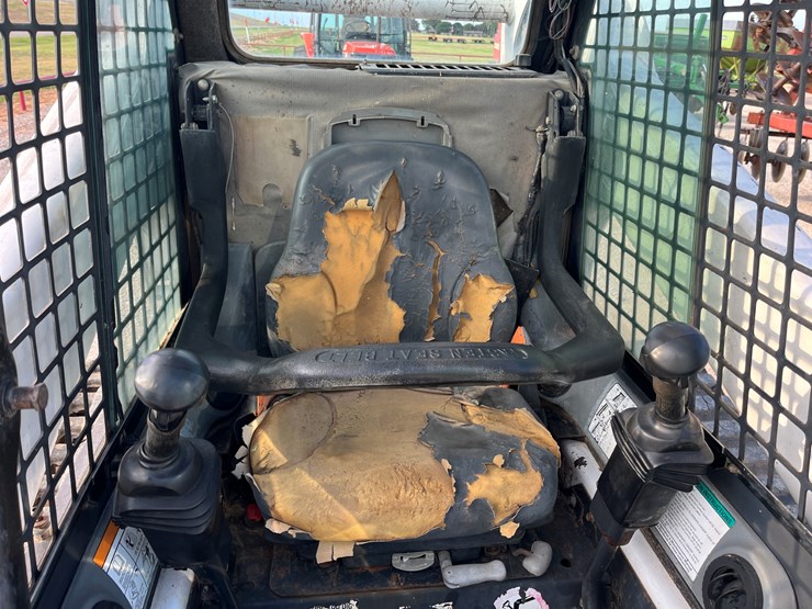 2002-bobcat-t300-image-13