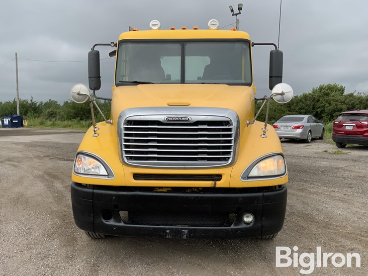 2010-freightliner-columbia-120-image-2