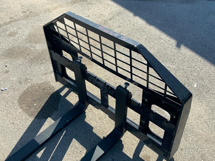 skid-steer-pallet-fork-attachment-image-12