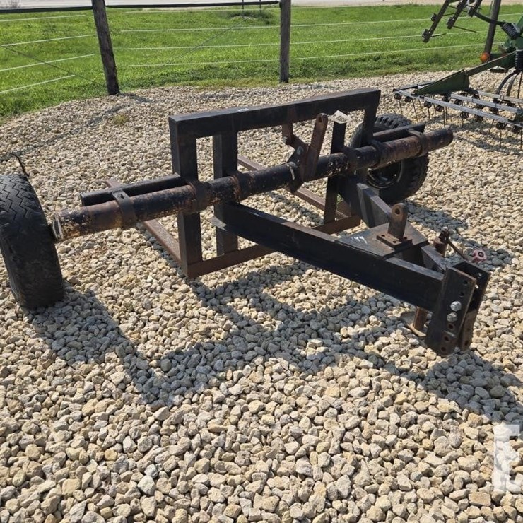 PULL TYPE BALE CARRIER