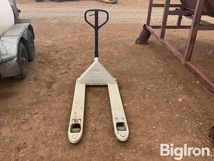 crown-pallet-jack-image-2