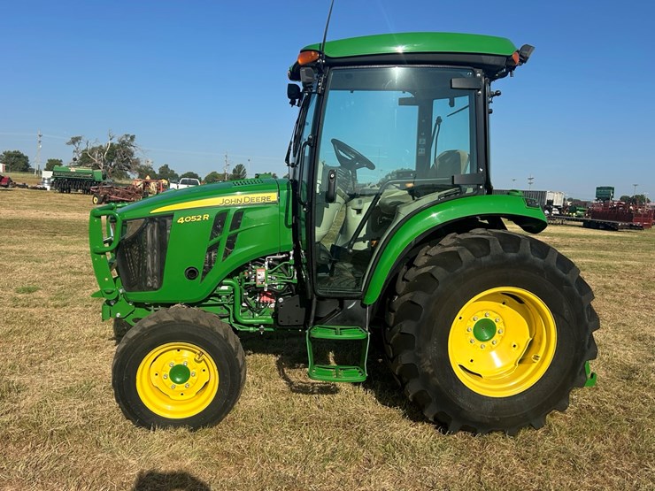 2024-john-deere-4052r-image-25
