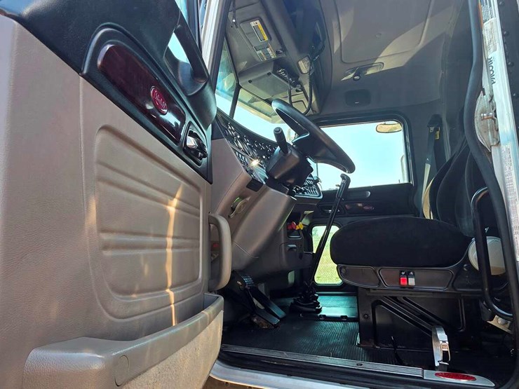 2015-peterbilt-389-image-1
