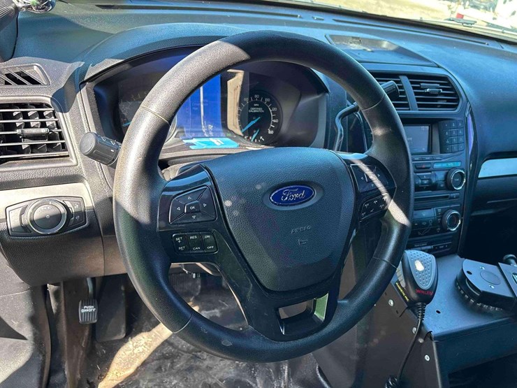 2017-ford-explorer-image-13