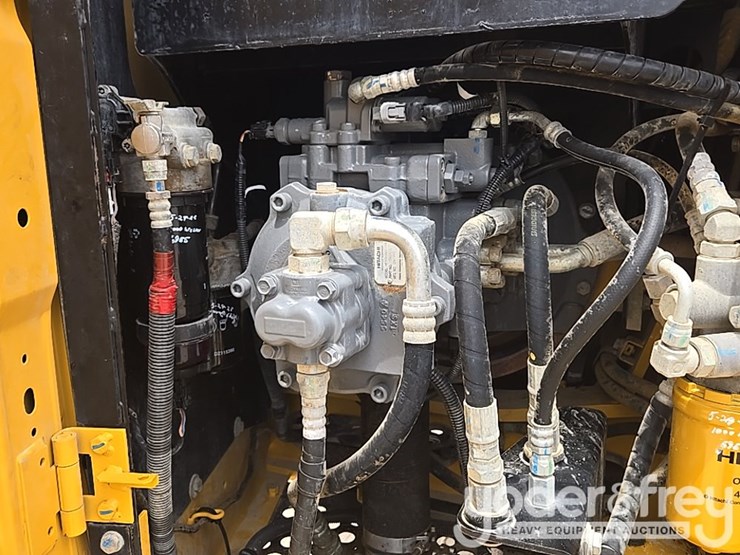 2022-deere-130g-image-52