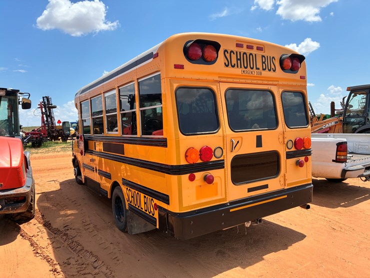 #t8044-•-chevy-bus-image-4