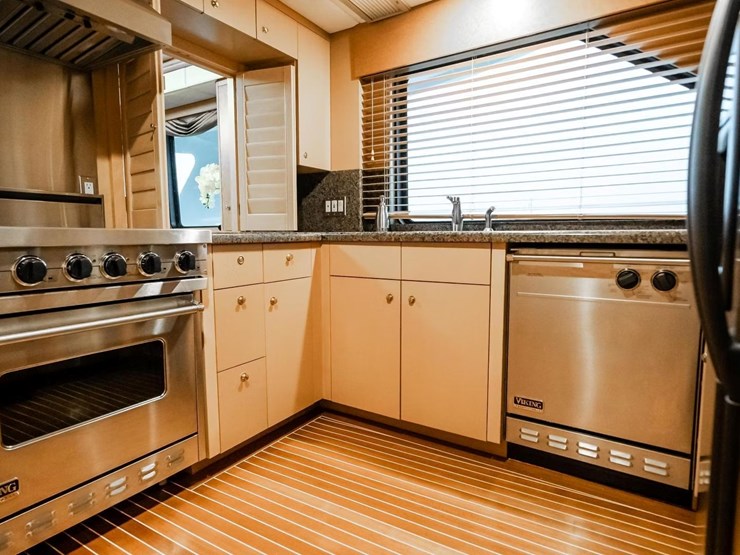 #18-•-2003-breaux-brothers-85'-yacht-|-"come-monday"-image-46