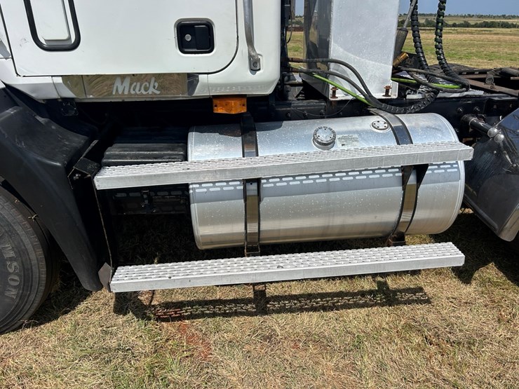 2001-mack-ch613-image-14