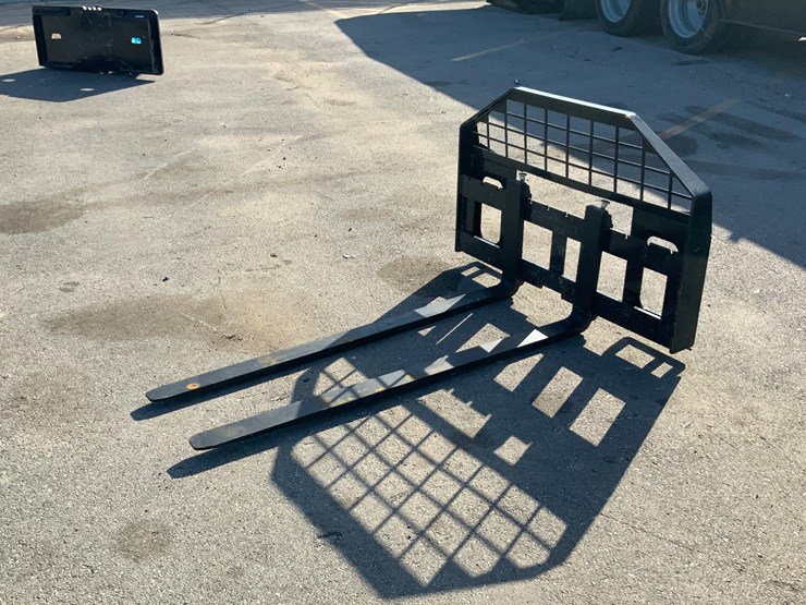 skid-steer-pallet-fork-attachment-image-1