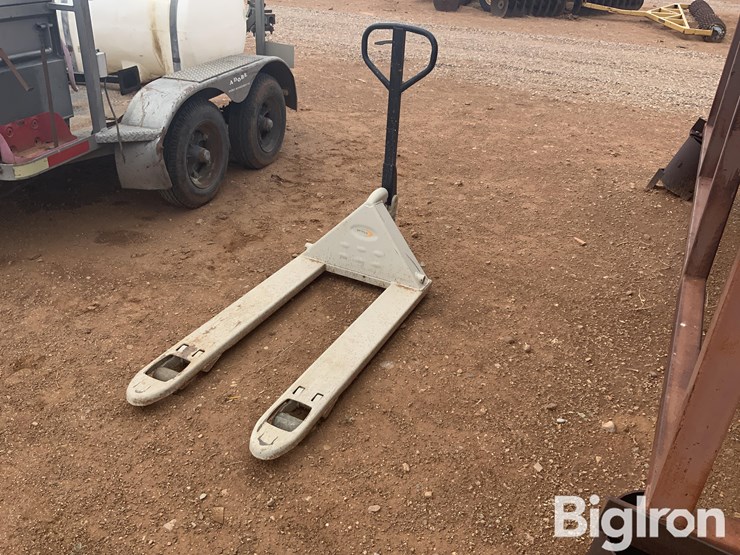 crown-pallet-jack-image-1