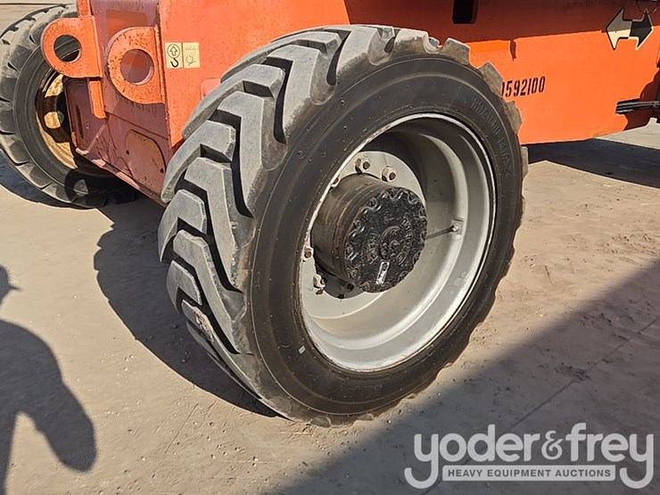 2017-jlg-800s-image-12