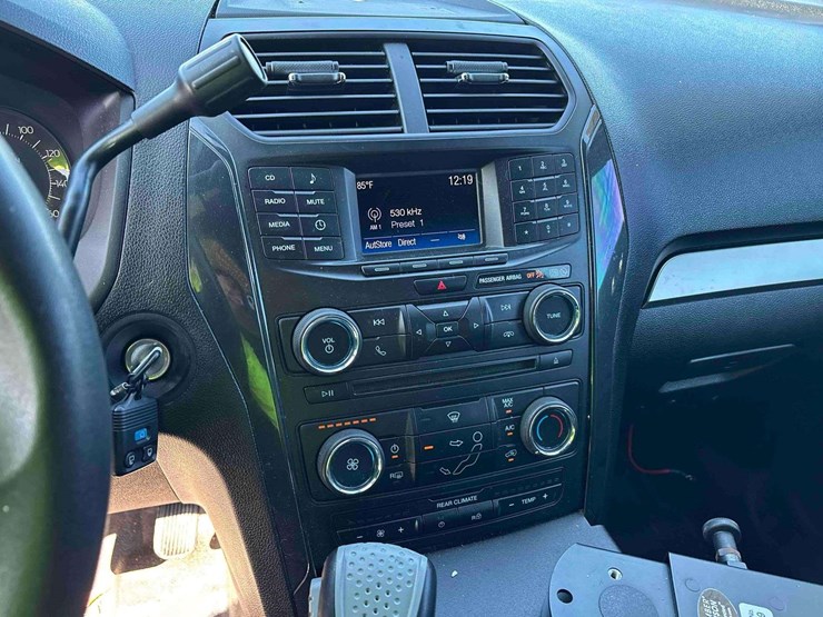 2017-ford-explorer-image-15