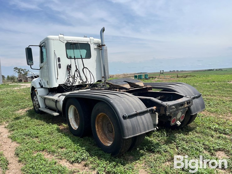 2004-freightliner-t/a-truck-tractor-image-7