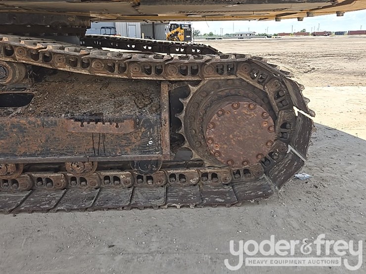 2017-deere-210g-lc-image-18