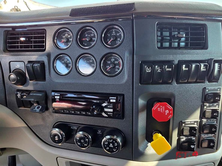 2019-peterbilt-567-image-2