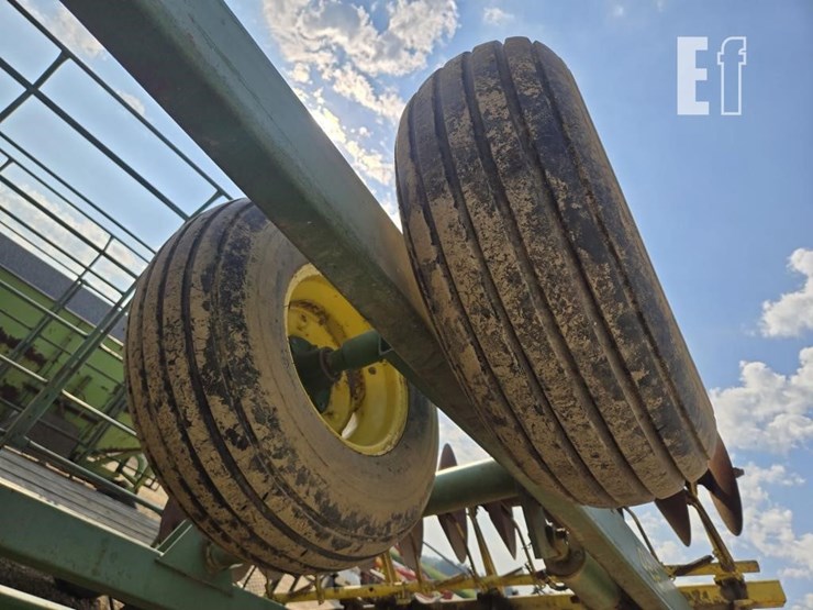 john-deere-220-image-5