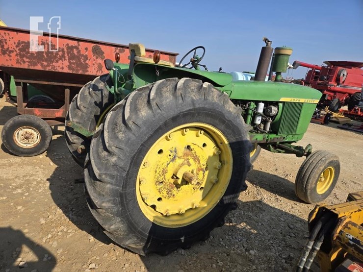 john-deere-4010-image-11