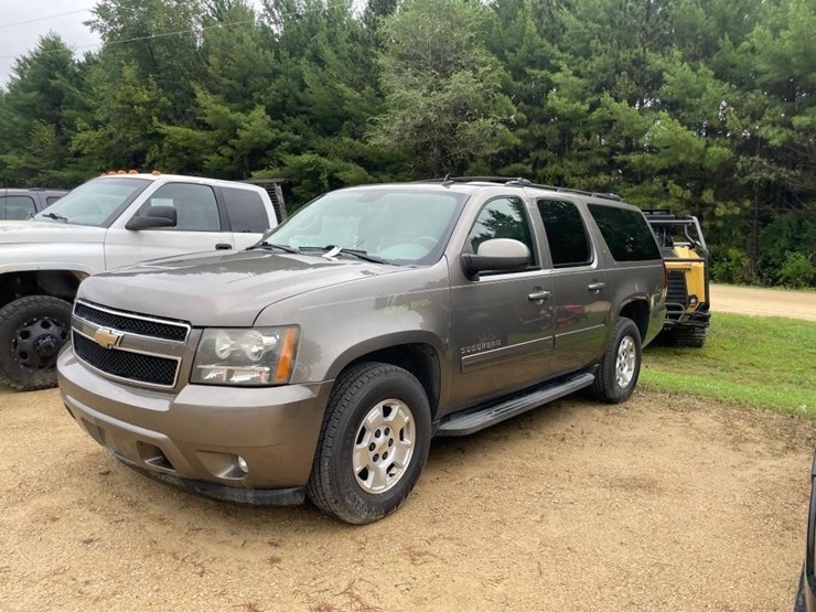 2011-chevrolet-suburban-image-1
