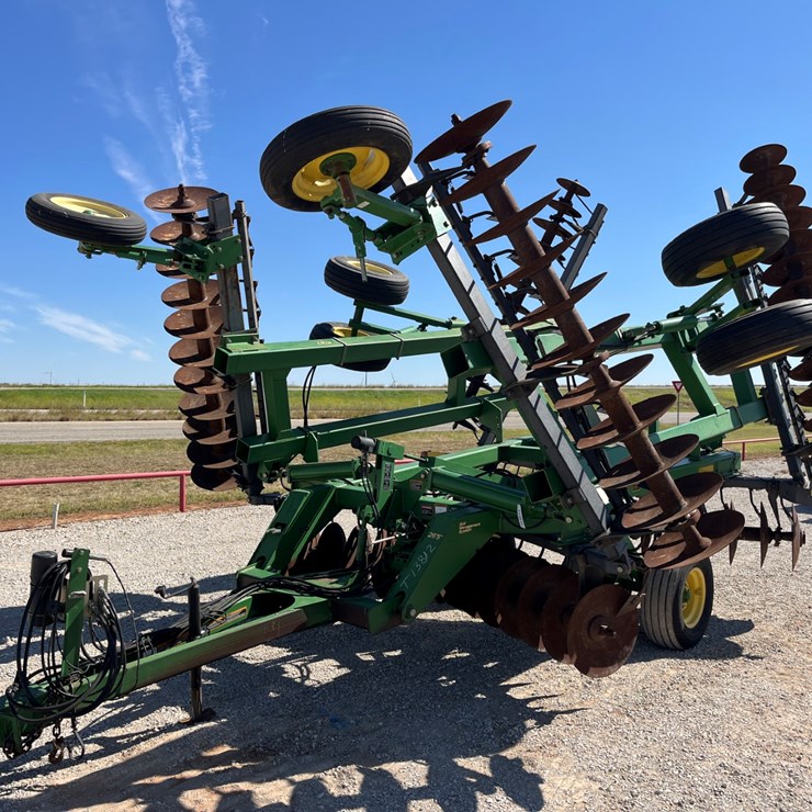 2005 JOHN DEERE 637