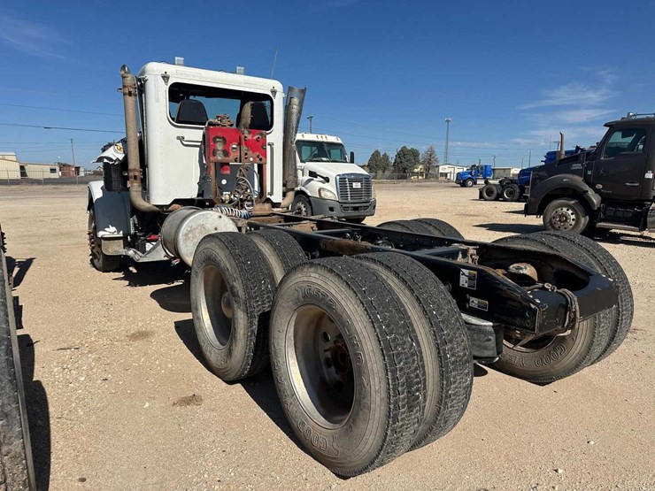 2014-peterbilt-388-image-4