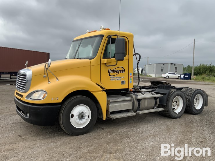 2010-freightliner-columbia-120-image-1