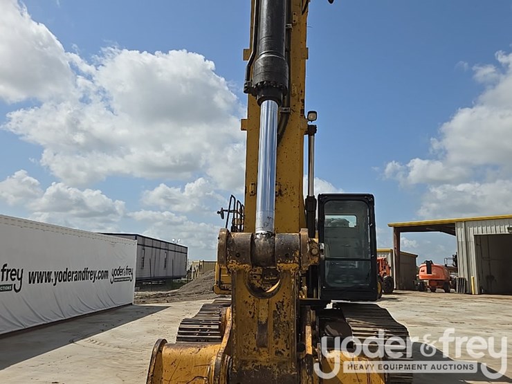 2015-caterpillar-329fl-image-38
