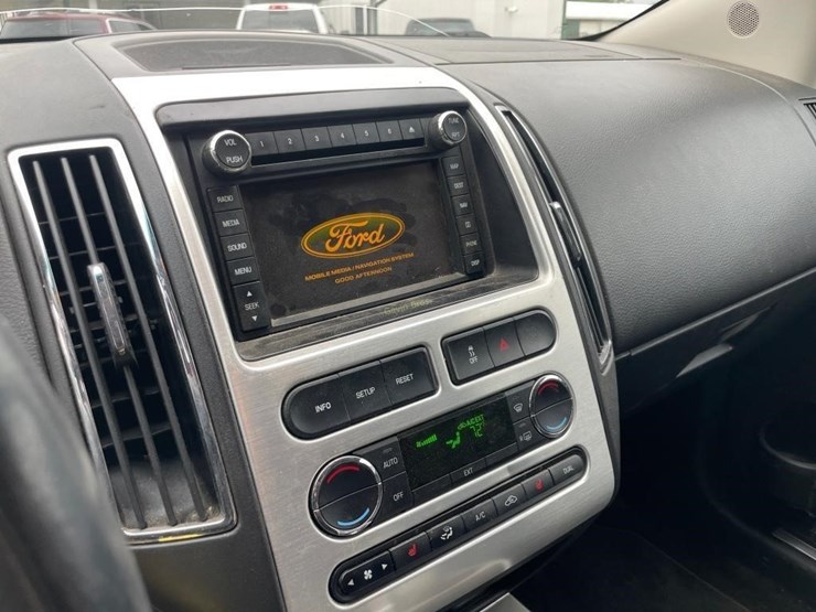 2010-ford-edge-image-14